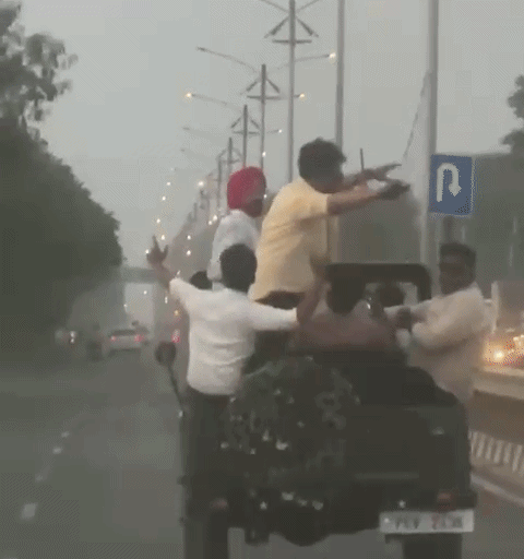 खुली जीप में डांस करते हुए दूल्हे के दोस्त
