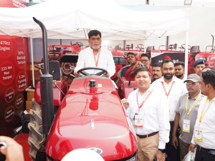 рдЯреНрд░реИрдХреНрдЯрд░ рдкрд░ рдмреИрдареЗ рдХреГрд╖рд┐ рдордВрддреНрд░реА рд░рд╛рдордХреГрдкрд╛рд▓ рдпрд╛рджрд╡ред