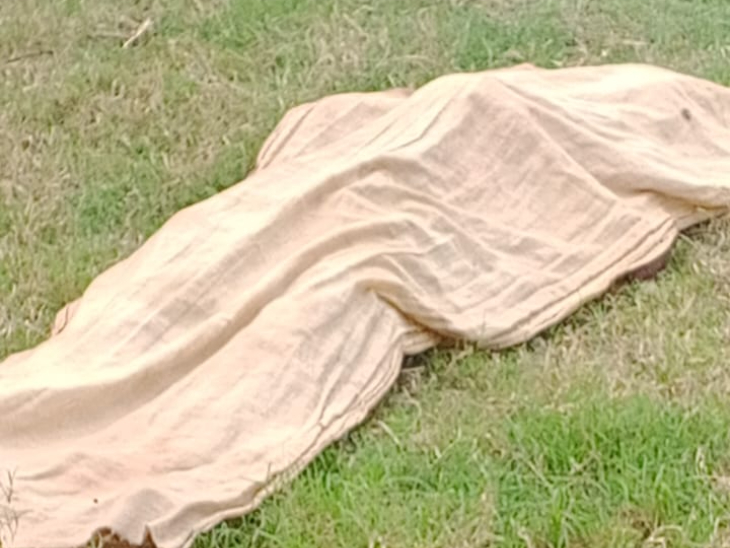 घटना के करीब एक घंटे बाद शव को बाहर निकाला गया