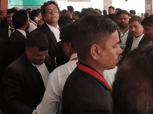 बुधवार को पहले चरण के दौरान वोटिंग को लेकर वकीलों में उत्साह देखने को मिला ।