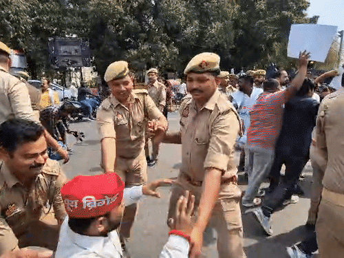 पुलिस ने प्रदर्शनकारियों को हटाने की कोशिश की तो सड़क पर लेट गए।