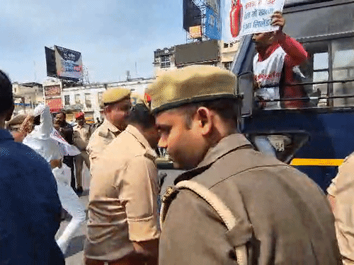 लखनऊ पुलिस ने सपा कार्यकर्ताओं को घसीटते हुए बस में डाला। इस दौरान कुछ कार्यकर्ता बस पर चढ़ गए।