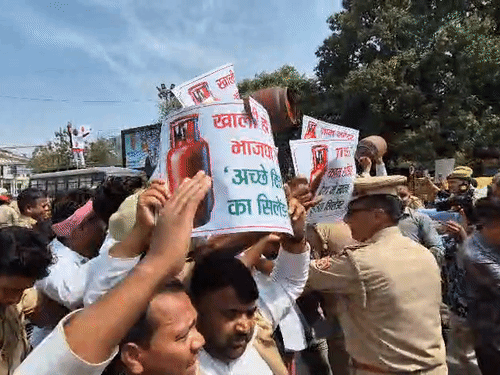 सपा कार्यकर्ताओं ने जमकर नारेबाजी की। कहा- सिलेंडर के दाम बढ़ गए हैं, गरीब आदमी परेशान है। इस सरकार को इस्तीफा देना चाहिए।