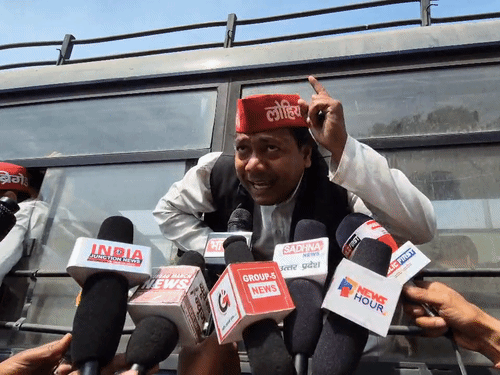 पुलिस कार्यकर्ताओं को बस में बैठाकर इको गार्डन ले गई।