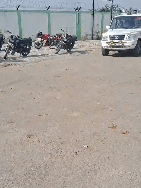 प्लांट में डबल मर्डर की सूचना पर पुलिस और प्रशासनिक अफसर मौके पर पहुंचे।