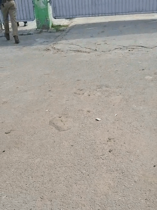 प्लांट के गेट को अंदर से बंद कर दिया गया है। पुलिस अफसर अंदर जांच कर रहे हैं।