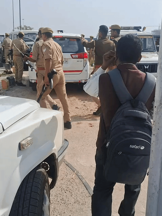 प्लांट में आने वालों की एंट्री रोक दी गई है। किसी को भी अंदर जाने की अनुमति नहीं है।