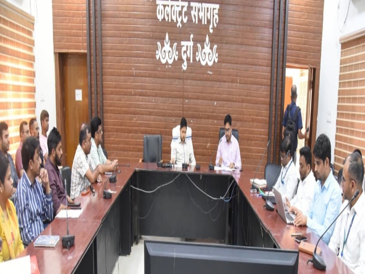 कलेक्टर अभिजीत सिंह ने ऑयल कंपनियों के अधिकारियों और गैस वितरकों की बैठक ली।