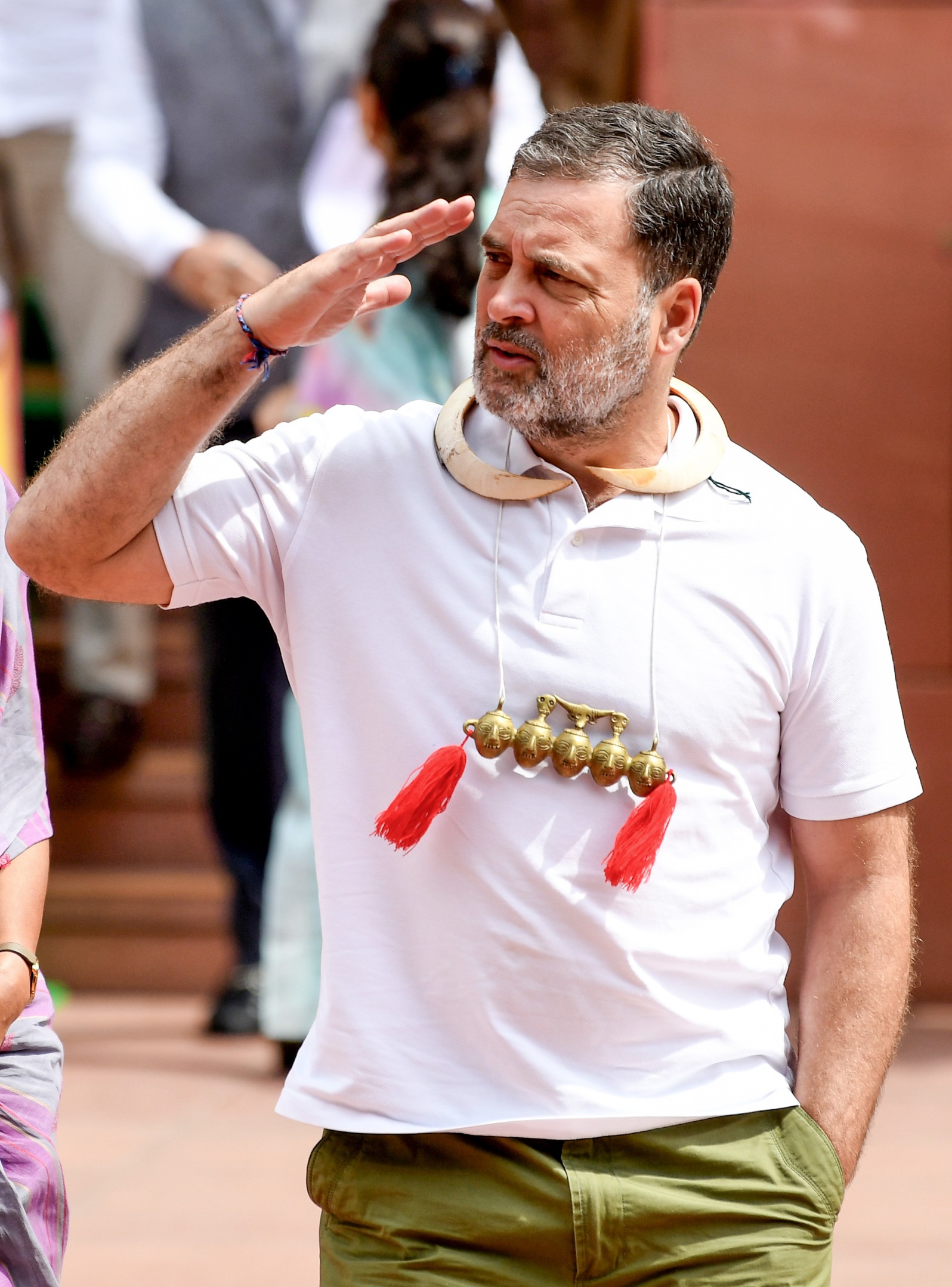 राहुल गांधी गुरुवार को जनजातीय समुदाय से जुड़ा आभूषण पहनकर पहुंचे। यह आभूषण नगालैंड के सबसे बड़े ट्राइब कोन्याक से जुड़ा है।