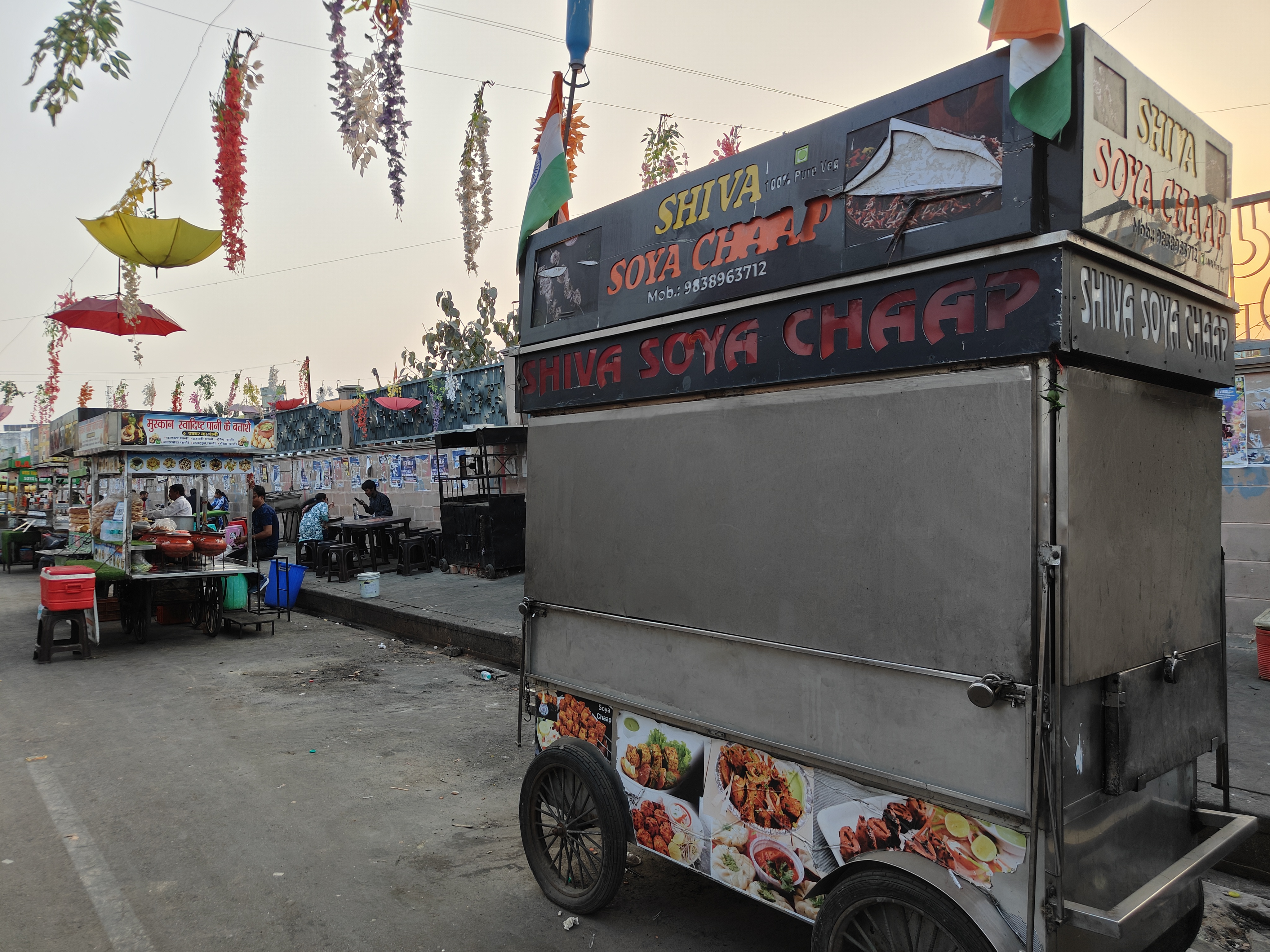 चटोरी गली में गैस संकट के चलते बंद पड़ी दुकान।