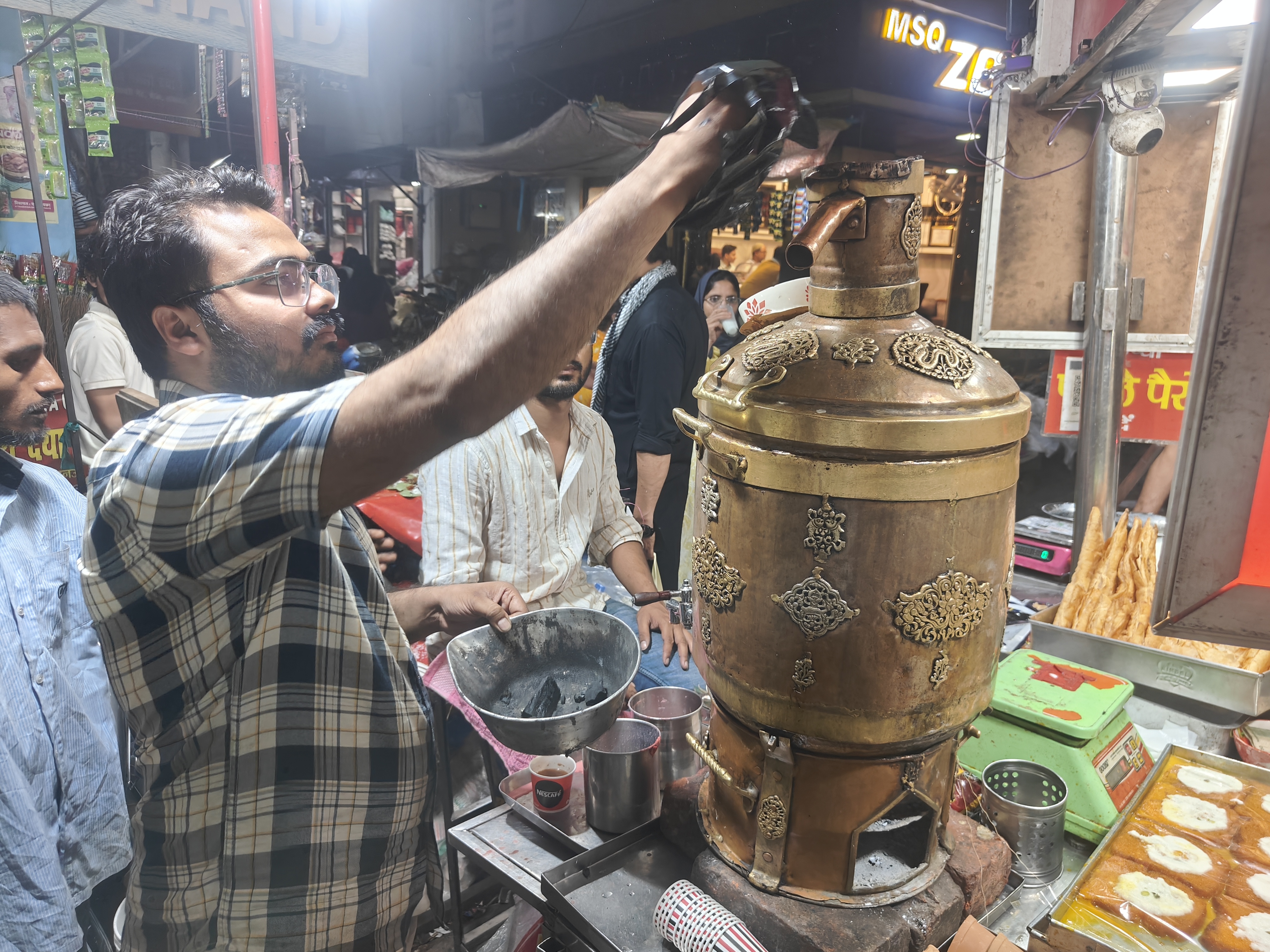 गैस सिलेंडर की किल्लत के चलते कश्मीरी चाय भी अब कोयले की भट्ठी पर बनाई जा रही है।