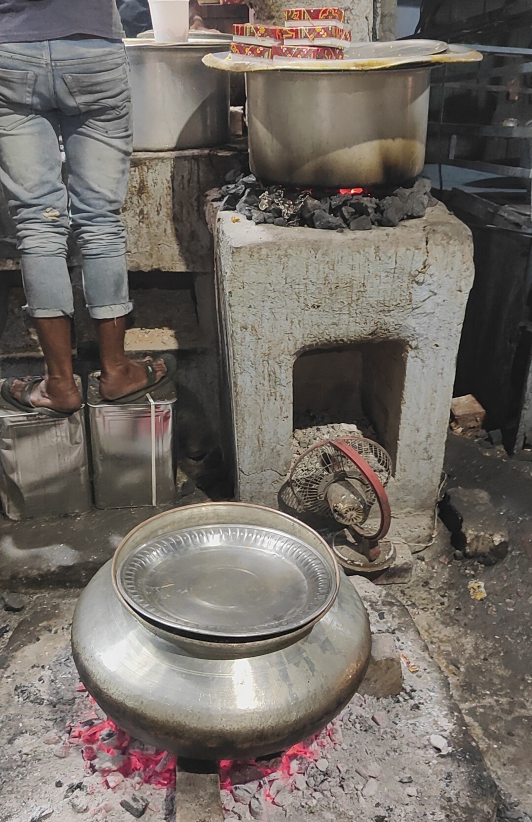 इदरीस के यहां कोयले पर बन रही बिरयानी।