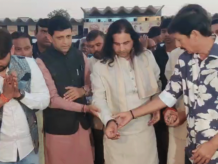 शुभारंभ मौके पर देवकीनंदन ठाकुर के साथ इंदौर महापौर पुष्यमित्र भार्गव।
