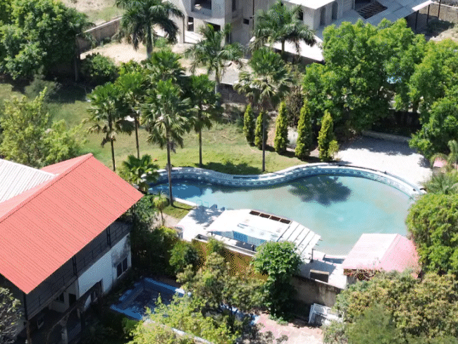 बड़े तालाब के नजदीक स्विमिंग पूल और बंगला।