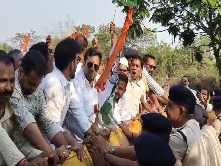 कांग्रेस कार्यकर्ताओं की पुलिस के साथ हुई झूमा-झपटी