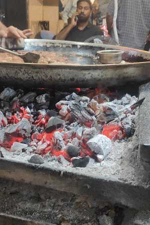 दुकानदारों का पूरा काम अब कोयले पर निर्भर हो गया है।