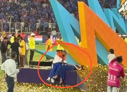 हार्दिक पंड्या टी-20 वर्ल्ड कप जीतने के बाद राष्ट्रीय झंडे के साथ गर्लफ्रेंड के साथ जश्न मनाते हुए।