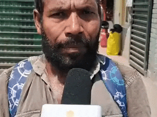 चंडीगढ़ के धनास के व्यक्ति मनु घर में बच्चे भूखे होने की बात बताते हुए।