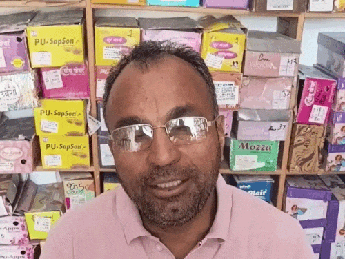 वेनूरमहल के रविदास चौक पर नॉनवेज बिकने की जानकारी देते स्थानीय निवासी।