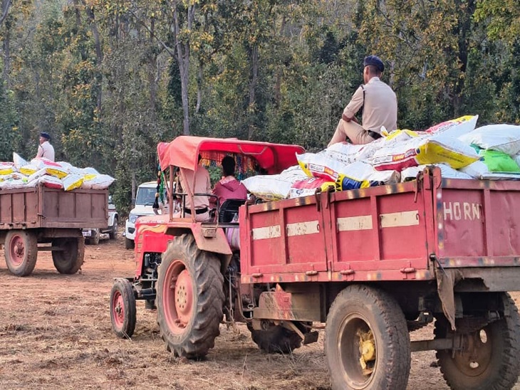 अफीम की फस बोरों में भरकर ट्रैक्टर से थाने भेजा गया।