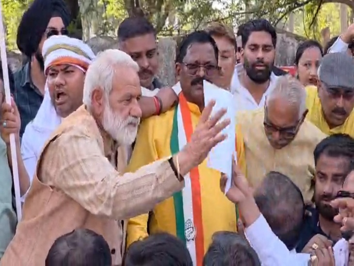 राज्यपाल के नाम कांग्रेसियों ने सौंपा ज्ञापन।