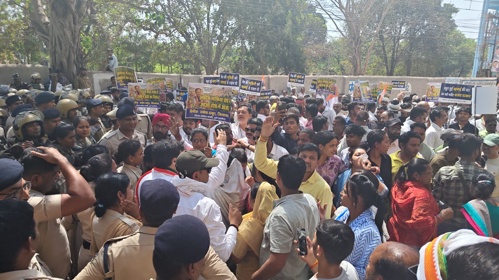 कांग्रेस कार्यकर्ताओं ने सरकार के खिलाफ जमकर नारेबाजी की।