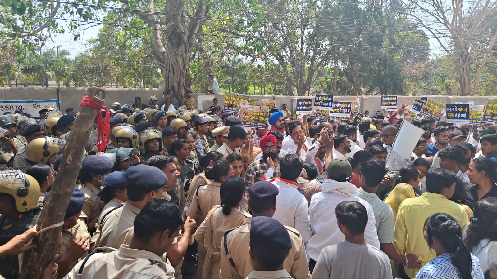 कांग्रेस ने किया दुर्ग में बीजेपी कार्यालय का घेराव।