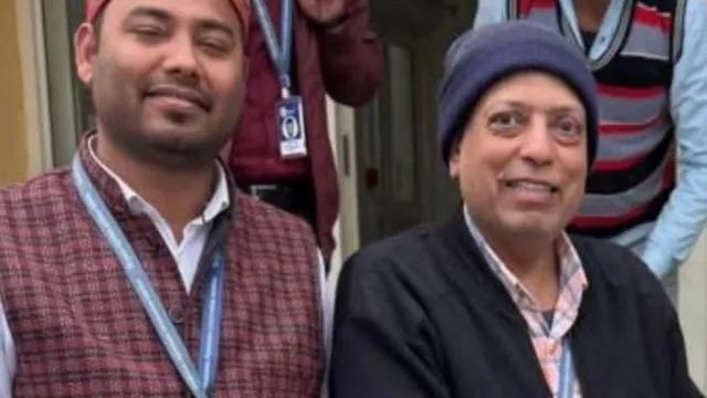 दाएं से- DGM सुधीर गुप्ता और असिस्टेंट मैनेजर सेल्स हर्षित मिश्रा। (फाइल फोटो)