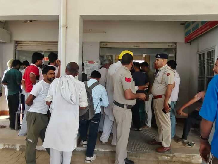 सिरसा के रानिया में एजेंसी पर लगी लंबी कतार और तैनात पुलिस बल।