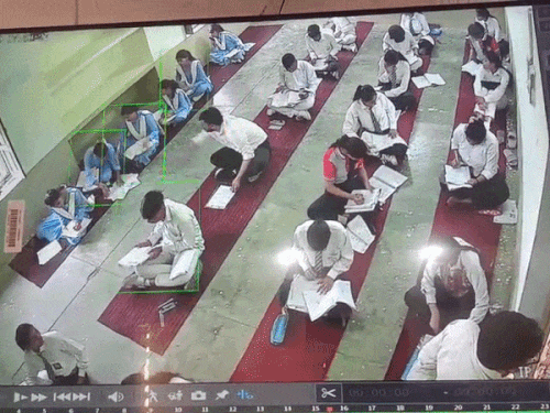 परीक्षा में नकल करते स्टूडेंट। बोर्ड की ओर से जारी वीडियो में दिखाई दे रहा है कि एक छात्र ने अपनी आंसरशीट छात्राओं को दे रखी है।