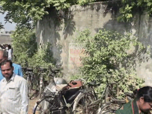 लुधियाना में सिलेंडर लेने के लिए लगी लोगों की भीड़।