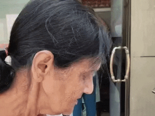 जालंधर में सेंट्रल टाउन की बुजुर्ग निर्माला सिलेंडर न मिलने की जानकारी देती हुई।