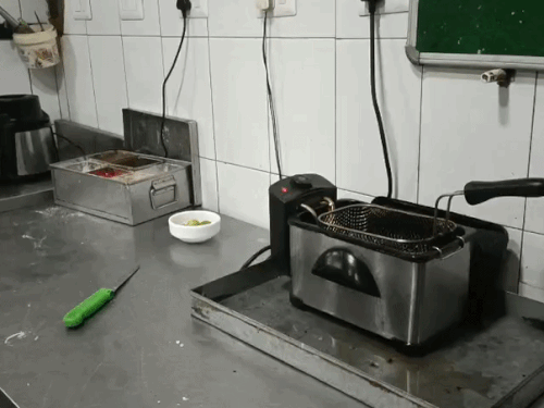 सीकर के एक होटल में गैस सिलेंडर इलेक्ट्रिक बर्नर और इंडक्शन काम में लिए जा रहे हैं।