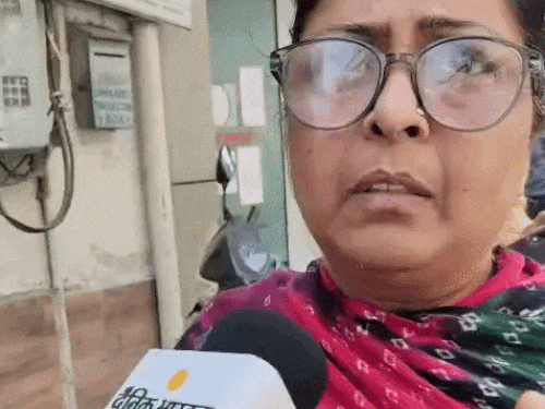 जालंधर के मोहल्ला गोबिंदगढ़ की मीनू गोयल परेशानी बताती हुईं।