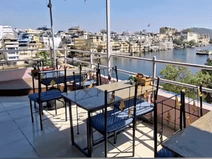 उदयपुर में पिछोला किनारे हनुमान घाट रेस्टोरेंट में लंच बंद होने से सन्नाटा छाया हुआ है। वहीं कांग्रेस ने प्रदर्शन किया और डीएसओ ने कार्रवाई भी की। - Dainik Bhaskar