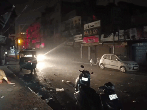 सुबह के वक्त बारिश के बीच अमृतसर में गुजरती गाड़ियां।