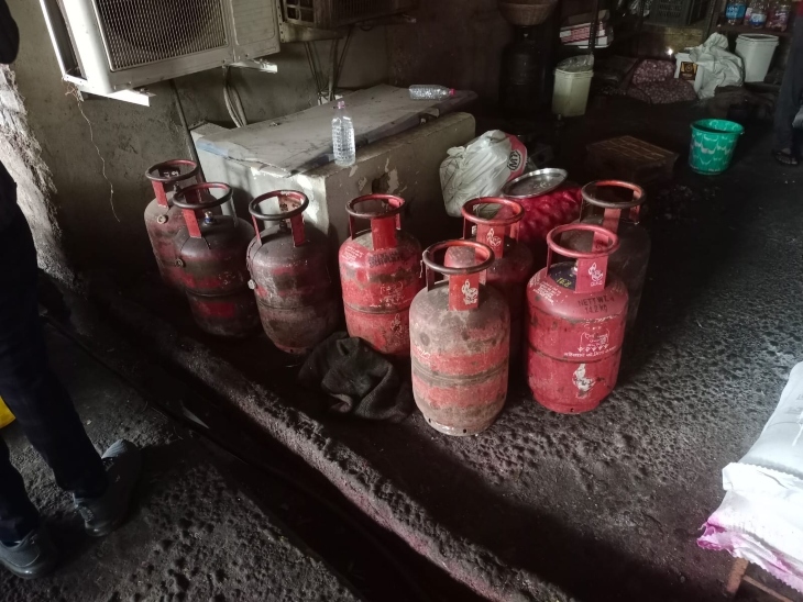 मामले में एलपीजी (वितरण और विनियमन) आदेश 2000 के तहत आगे की वैधानिक कार्रवाई की जा रही है।