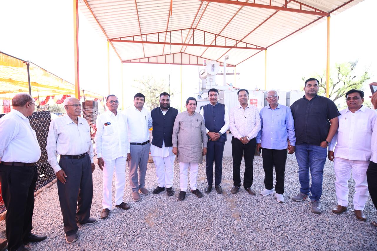 दुर्जनपुरा गांव में लगे सोलर प्लांट के उद्घाटन के बाद निरीक्षण करते अतिथि।