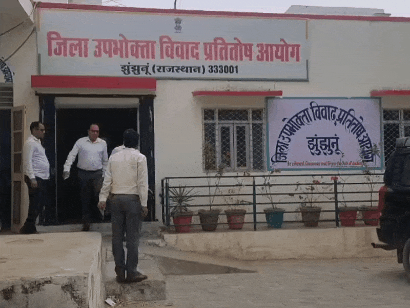 कलेक्टर अरुण गर्ग, अतिरिक्त जिला कलेक्टर (ADM) अजय आर्य, नगर परिषद आयुक्त देवीलाल बोचलिया, SDM कौशल्या विश्नोई, तत्कालीन SDM हवाई सिंह यादव, तहसीलदार महेंद्र मूंड आयोग के समक्ष पेश हु