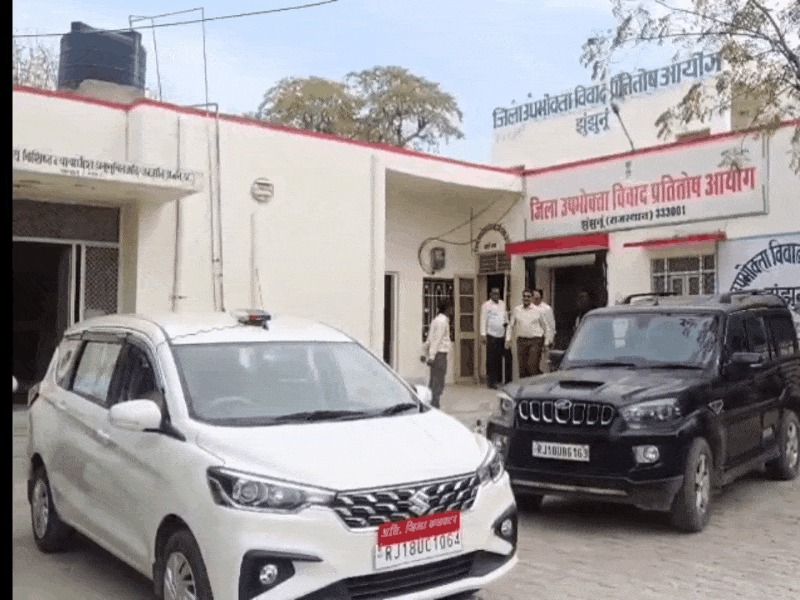 पेश होने के बाद उपभोक्ता आयोग से बाहर निकलते कलेक्टर,एडीएम और नगर परिषद आयुक्त