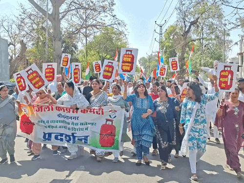 सांसद कार्यलय से लेकर कलेक्ट्रेट तक आक्रोश रैली निकाली गई।