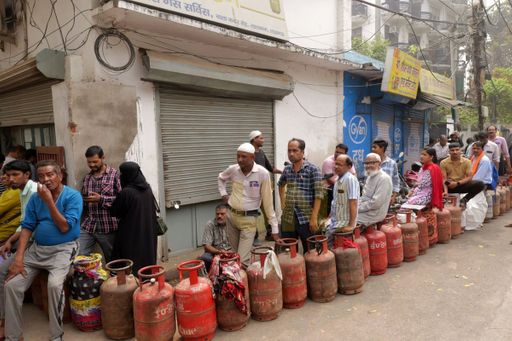 लखनऊ में लालबाग की एजेंसी के सामने लोग सिलेंडर भरवाने के लिए लाइन में लग रहे हैं।