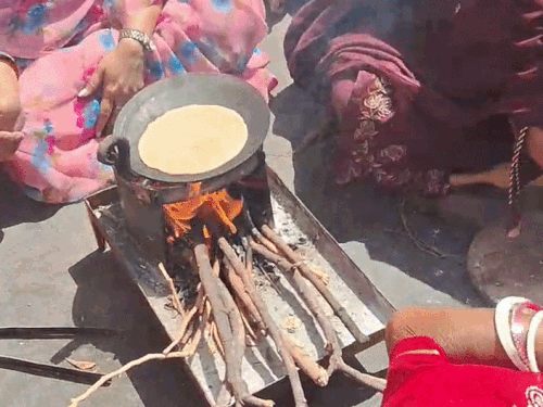 पाली में कांग्रेस ने गैस सिलेंडर की किल्लत की बात कहते हुए सड़क रोटियां सेंककर प्रदर्शन किया।