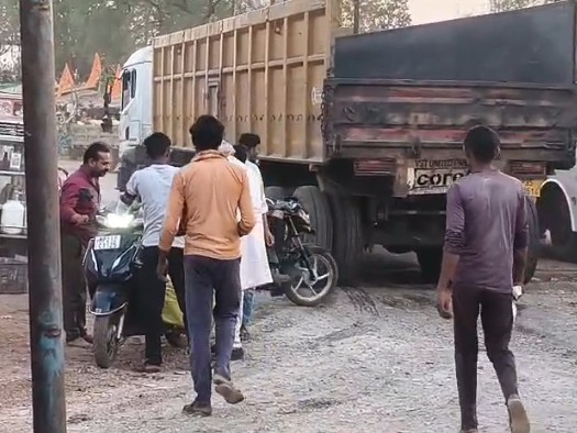 मौके पर मौजूद लोगों ने की बुजुर्ग की मदद।