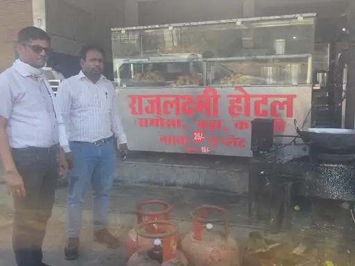 घरेलू गैस सिलेंडरों के अवैध व्यावसायिक उपयोग के खिलाफ कार्रवाई की।