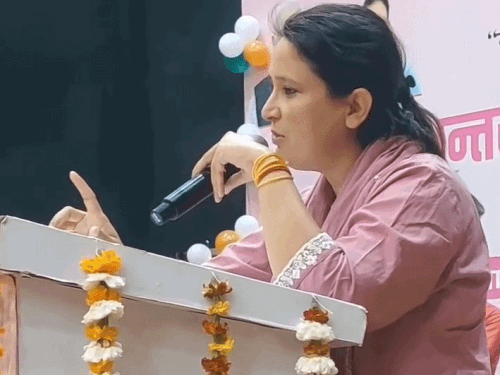 डीडवाना में एसपी ऋचा तोमर ने महिलाओं को संबोधित करते हुए कहा कि हर मजबूत महिला के पीछे किसी न किसी पुरुष का हाथ होता है।