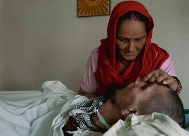 हरीश अपनी मां निर्मला राणा के साथ। परिवार ने बताया- बेटे के इलाज के लिए अपनी संपत्ति तक बेच दी, लेकिन अब आर्थिक बोझ बढ़ता जा रहा है। बेटे की तकलीफ भी नहीं देखी जाती।