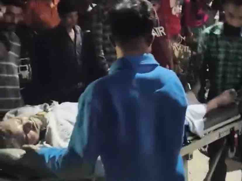 घायल लोगों को लोग अस्पताल ले जाते हुए।