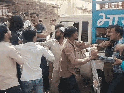 बाराबंकी में गैस सिलेंडर लेने पहुंचे दो पक्षों में जमकर लात-घूसे चले, गाली-गलौज की।