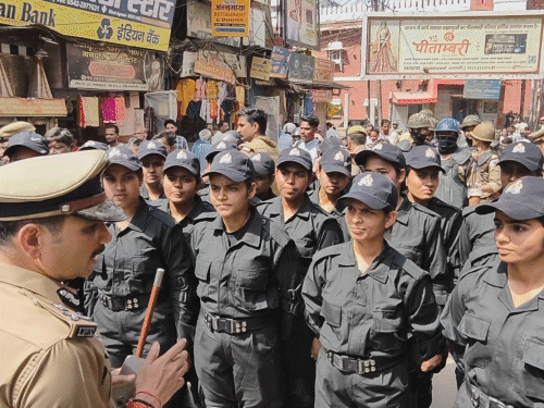 काशी विश्वनाथ मंदिर के बाहर NSG कमांडो तैनात किए गए हैं।